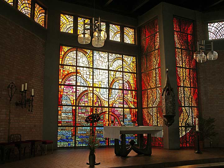 Altarwand und Tabernakelfenster